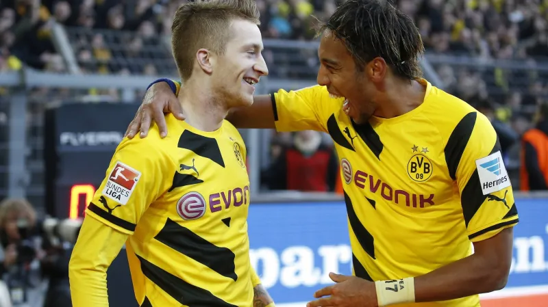 Slavící Reus (vlevo) s Aubameyangem