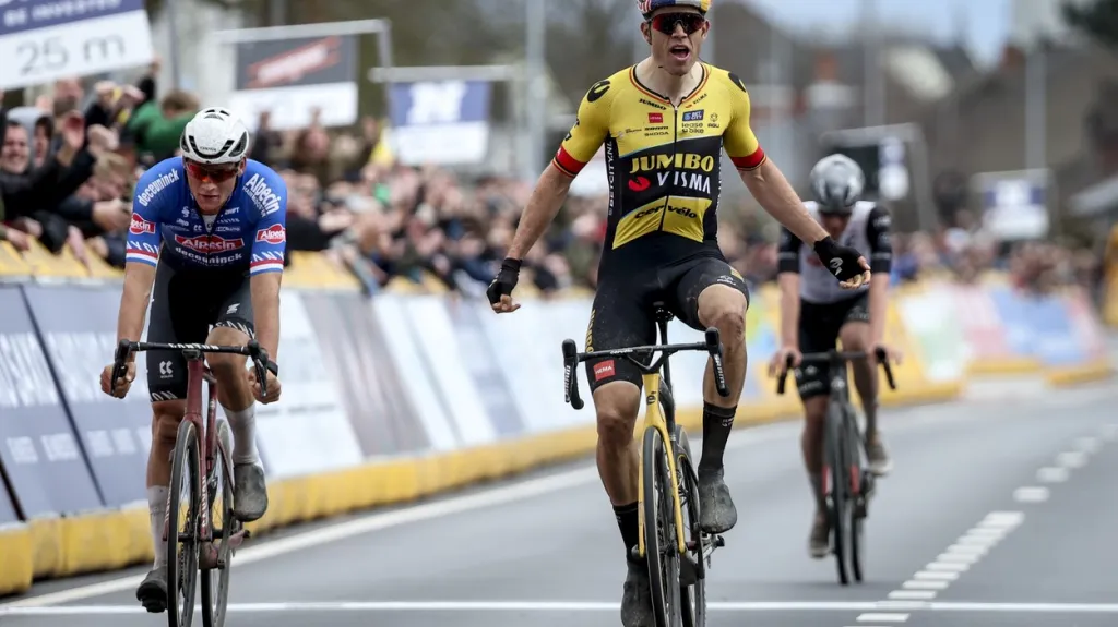 Wout van Aert vítězí, za ním Mathieu Van der Poel a Tadej Pogačar