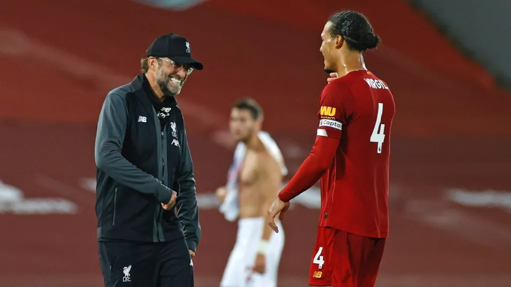 Trenér Liverpoolu Jürgen Klopp se raduje s obráncem Virgilem van Dijkem