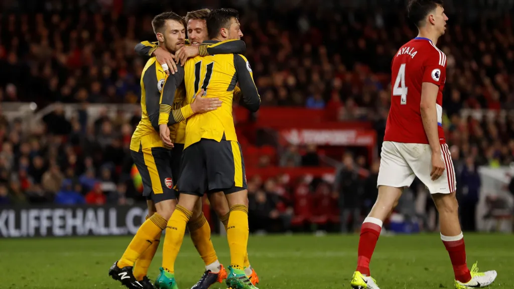Mesut Özil (číslo 11) v objetí spoluhráčů po gólu do sítě Middlesbrough