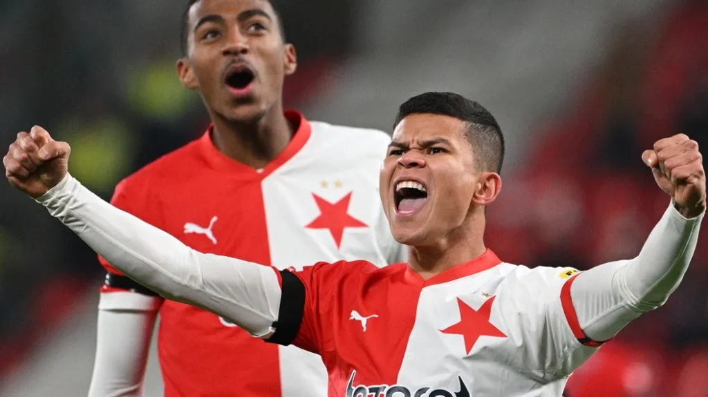Ewerton ze Slavie oslavuje gól v brněnské síti 