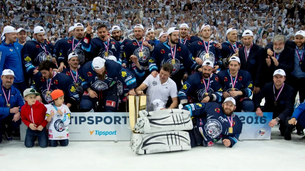 Hokejisté Liberce s pohárem pro mistra extraligy