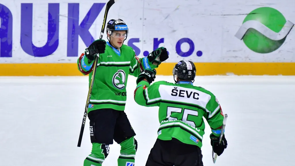 David Šťastný z Mladé Boleslavi se raduje s Martinem Ševcem