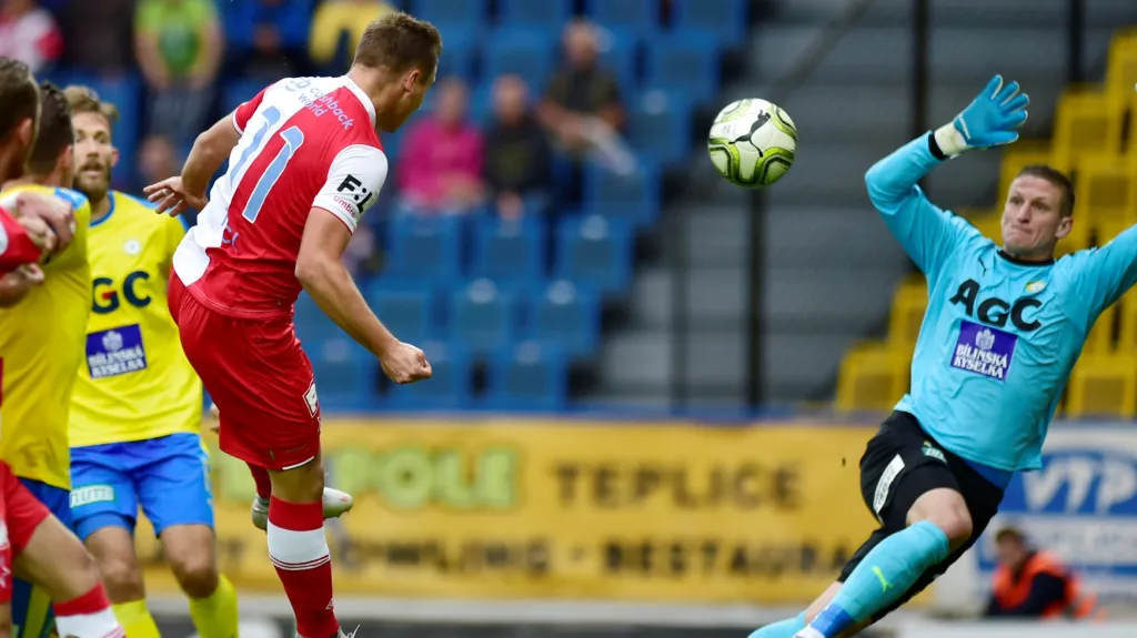 Útočník Slavie Stanislav Tecl skóruje proti Teplicím
