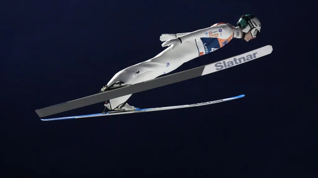 Slovinský skokan Lovro Kos v Lake Placid