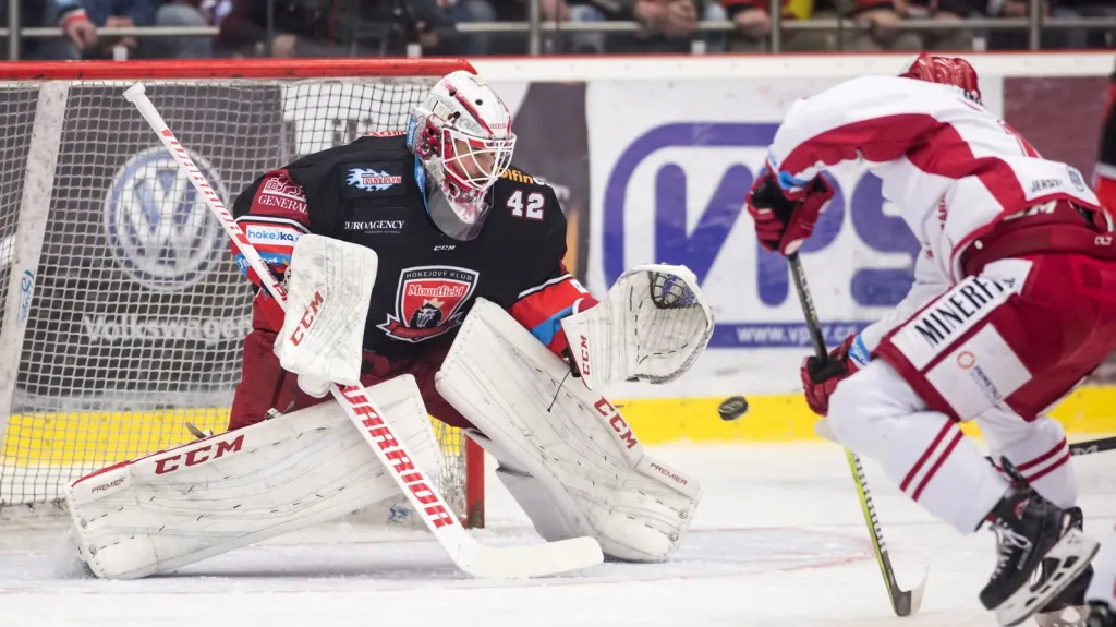 Vladimír Svačina překonává Patrika Rybára