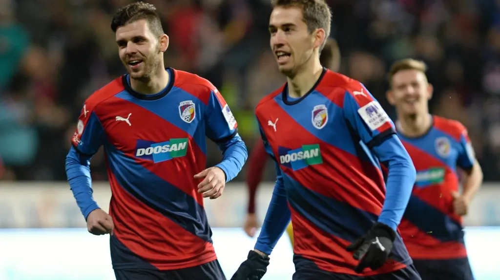 Tomáš Hořava (vpravo) slaví vstřelenou branku Plzně