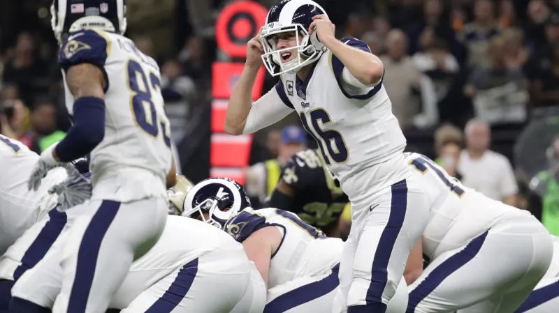 Jared Goff udílí pokyny spoluhráčům