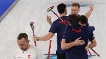 Do finále turnaje v curlingu postoupili Britové a Kanaďané