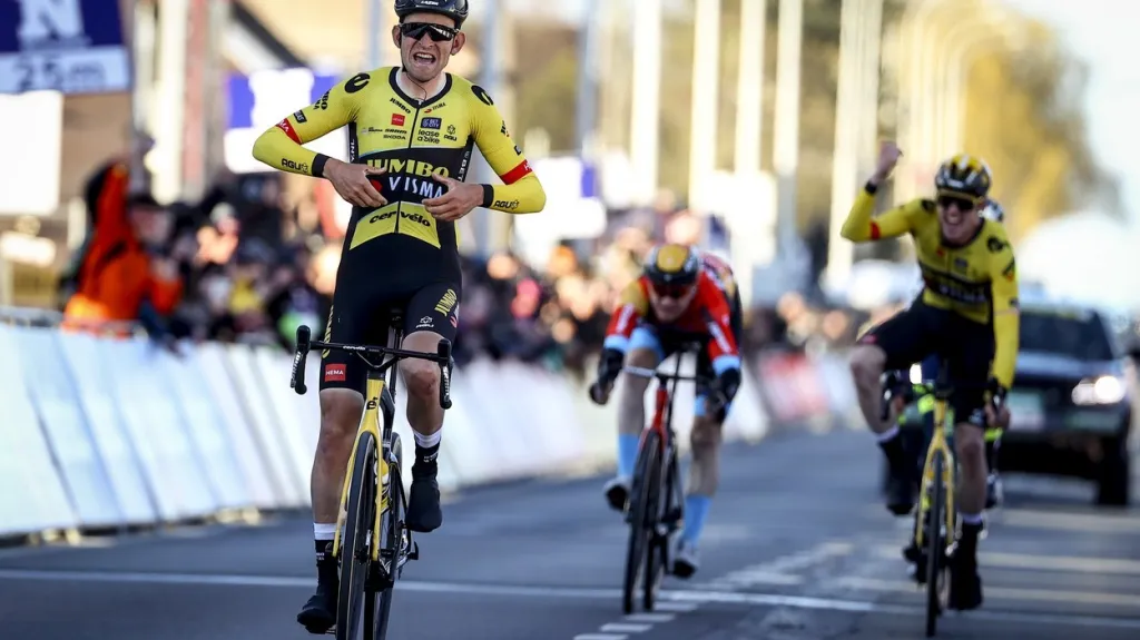 Tiesj Benoot se raduje z triumfu