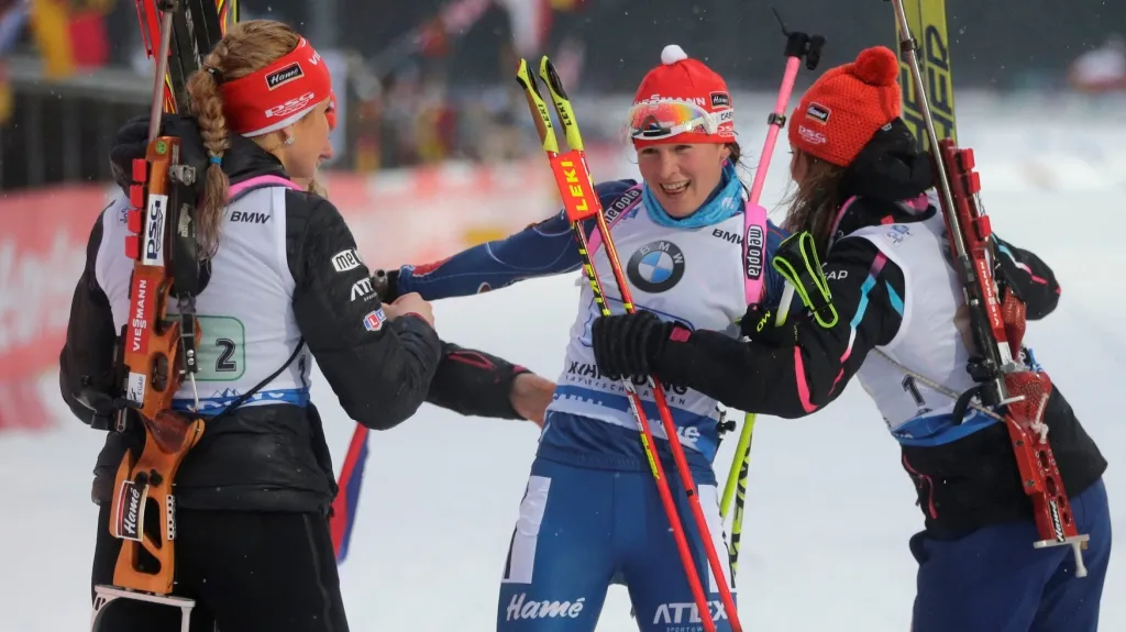 Veronika Vítková slaví s dalšími členkami štafety triumf v Ruhpoldingu