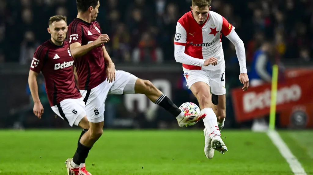 David Zima ze Slavie (vpravo) v derby se Spartou