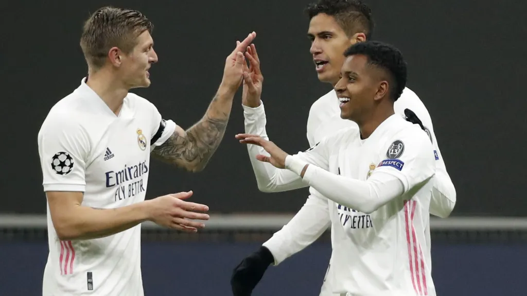 Fotbalisté Realu Madrid oslavují gól v Lize mistrů