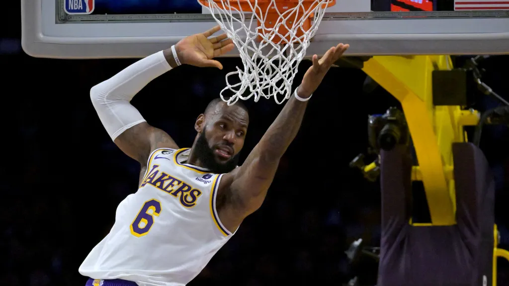 LeBron James míjí v zápase s Clevelandem