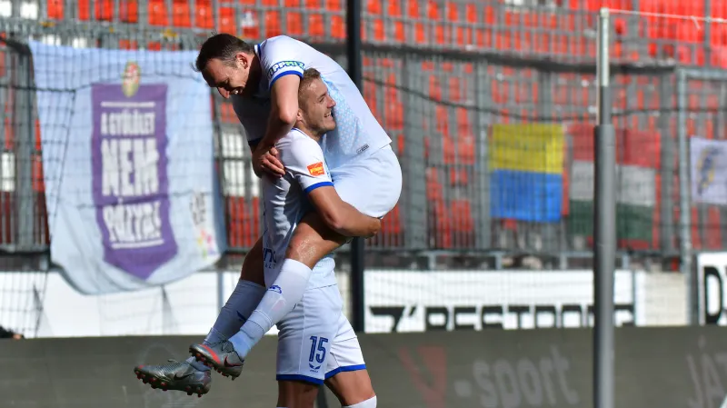 Jakub Plšek a Libor Kozák oslavují gól Puskás Akadémie