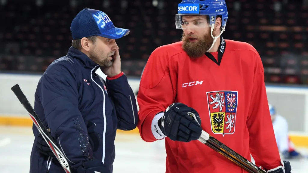 Trenér národního týmu Josef Jandač a obránce Adam Polášek během tréninku