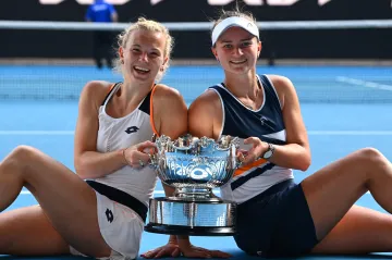 Kateřina Siniaková (vlevo) a Barbora Krejčíková s trofejí pro vítězky Australian Open
