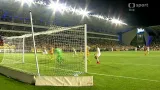 Šance v utkání Ploješť - Plzeň: Bakoš těsně minul hlavou (90. min.)