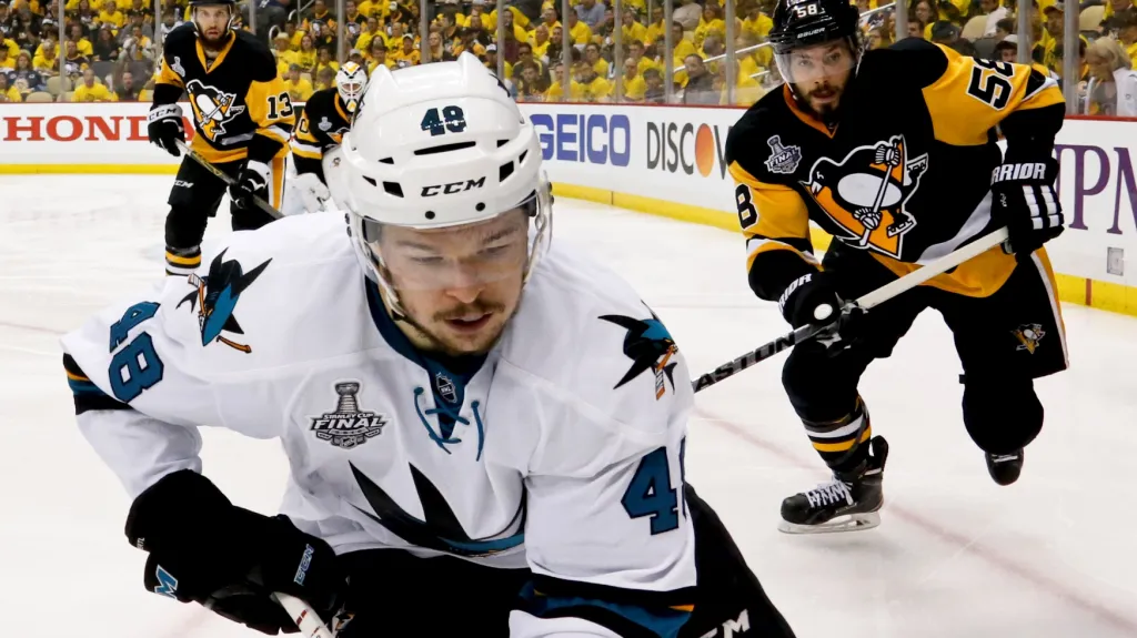 Tomáš Hertl ze San Jose v utkání proti Pittsburghu