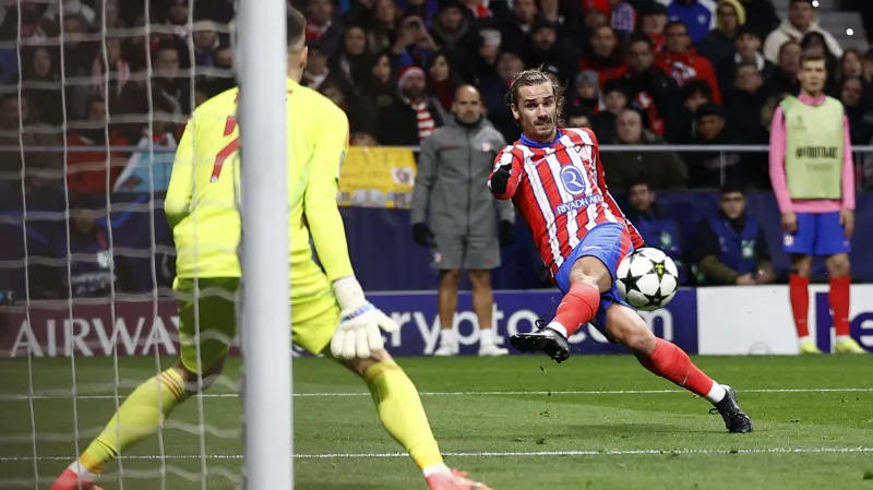 Griezmann z Atlética střílí na branku Slovanu Bratislava