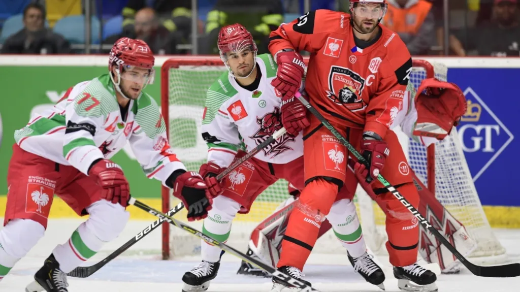 Kapitán Hradce Králové Radek Smoleňák (vpravo) v utkání Ligy mistrů proti Cardiffu