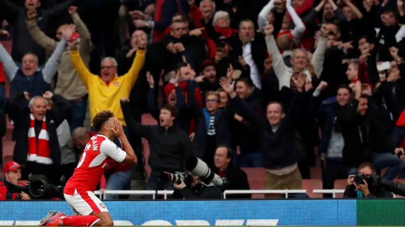 Alex Oxlade-Chamberlain se drží za hlavu po neuznaném gólu