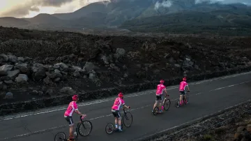 Koloběžkáře zavedla trasa Gira i do oblasti sopečné činnosti