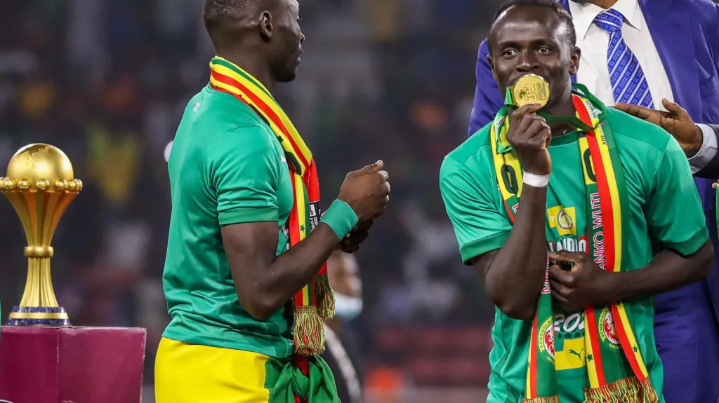 Sadio Mané ze Senegalu (vpravo) s medailí pro vítěze afrického šampionátu