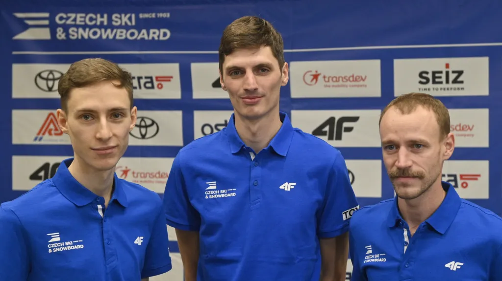 Zleva reprezentanti ve skoku na lyžích Viktor Polášek, Čestmír Kožíšek a Roman Koudelka