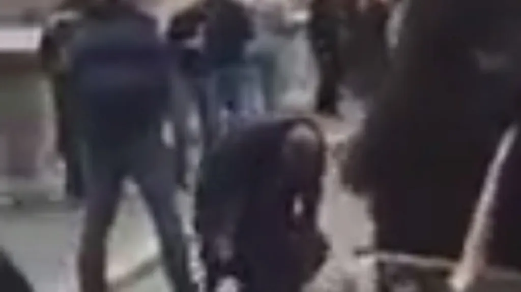 Fanoušek Sparty močící na žebrající ženu