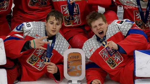 Převzetí bronzových medailí pro juniory