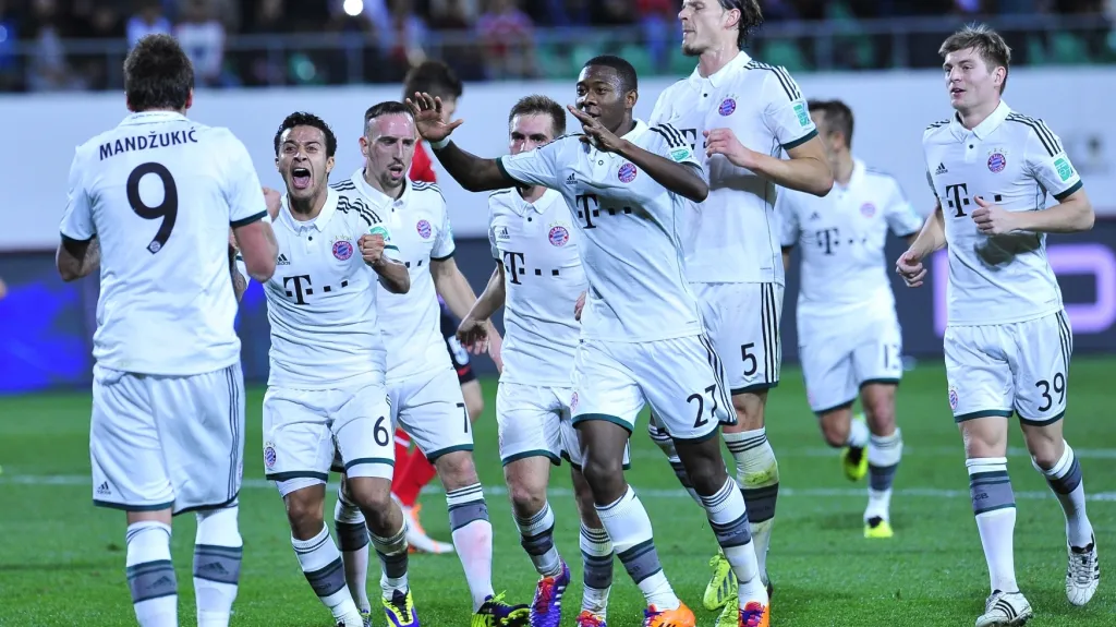 Fotbalisté Bayernu slaví branku Maria Mandžukiče