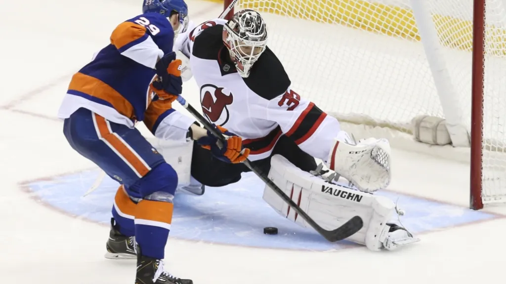 Brock Nelson z Islanders překonává  Coryho Schneidera