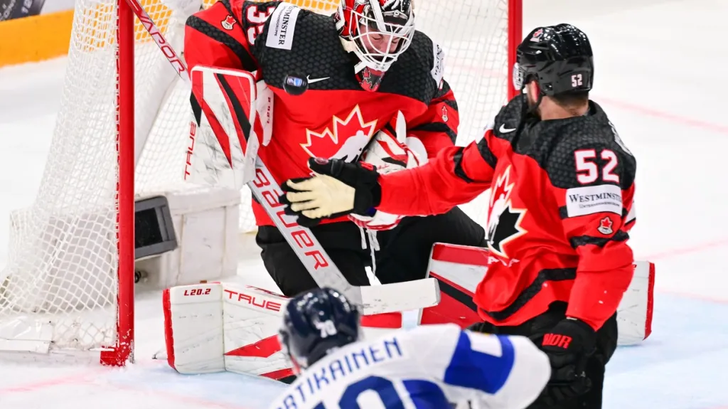 Kanadský brankář Sam Montembeault v zákroku proti Teemu Hartikainenovi