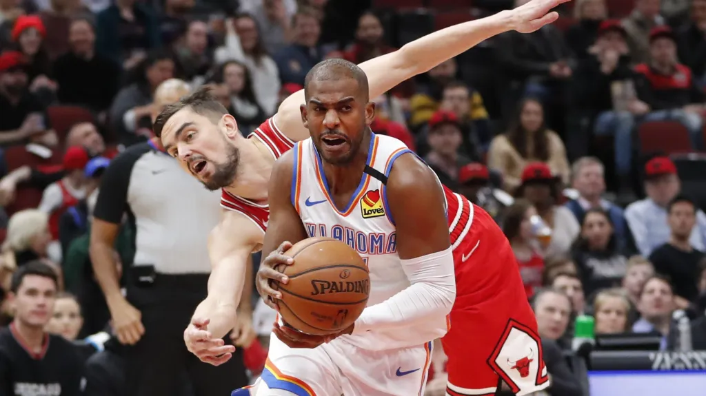 Chris Paul z OKC uniká Tomáši Satoranskému z Chicaga