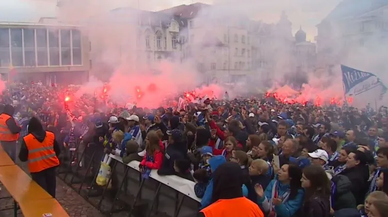 Mistři extraligy slavili s fanoušky na Zelném trhu v centru Brna