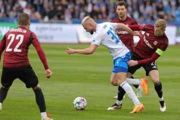 Erik Prekop z Baníku Ostrava v obklopení hráčů Sparty