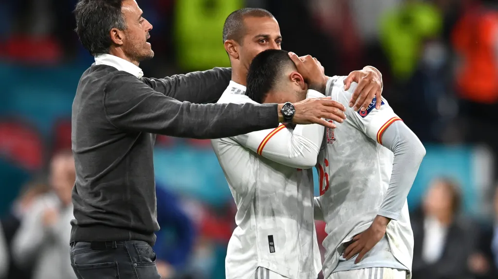 Kouč Luis Enrique utěšuje španělské hráče