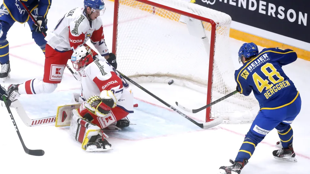 Český brankář Šimon Hrubec v utkání proti Švédsku