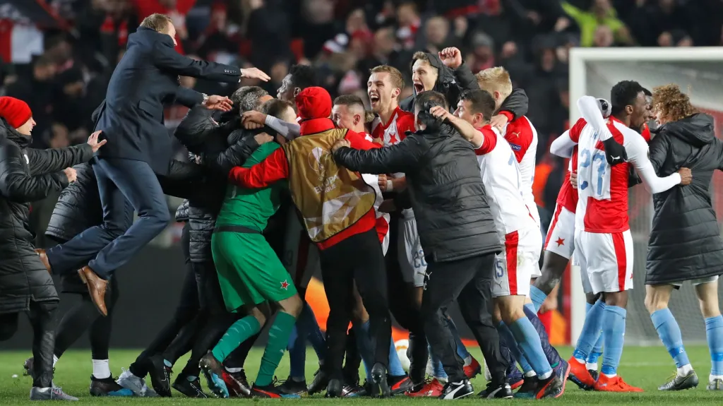 Fotbalisté Slavie se radují z postupu v Evropské lize