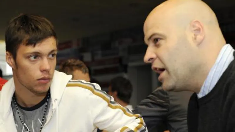 Trenér reprezentační jednadvacítky Jakub Dovalil a útočník Václav Kadlec