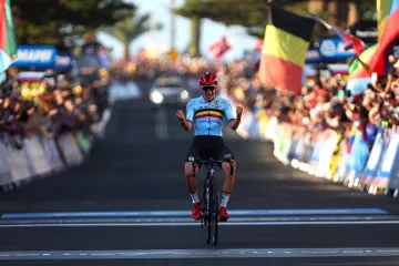 Remco Evenepoel slaví titul mistra světa