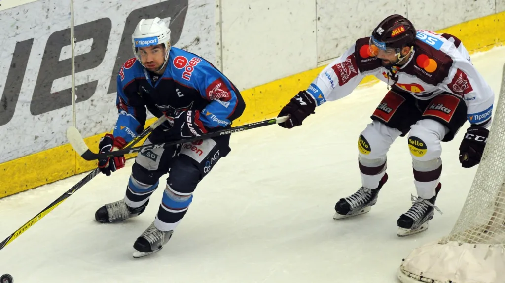 Chomutovský Brett Flemming se snaží uniknout Dominiku Uherovi ze Sparty