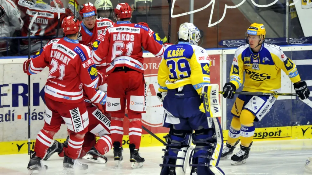 Hokejisté Třince slaví gól v síti Zlína