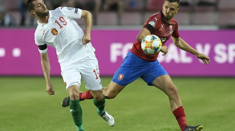 Filip Novák (vpravo) v souboji s Ismailem Isou z Bulharska