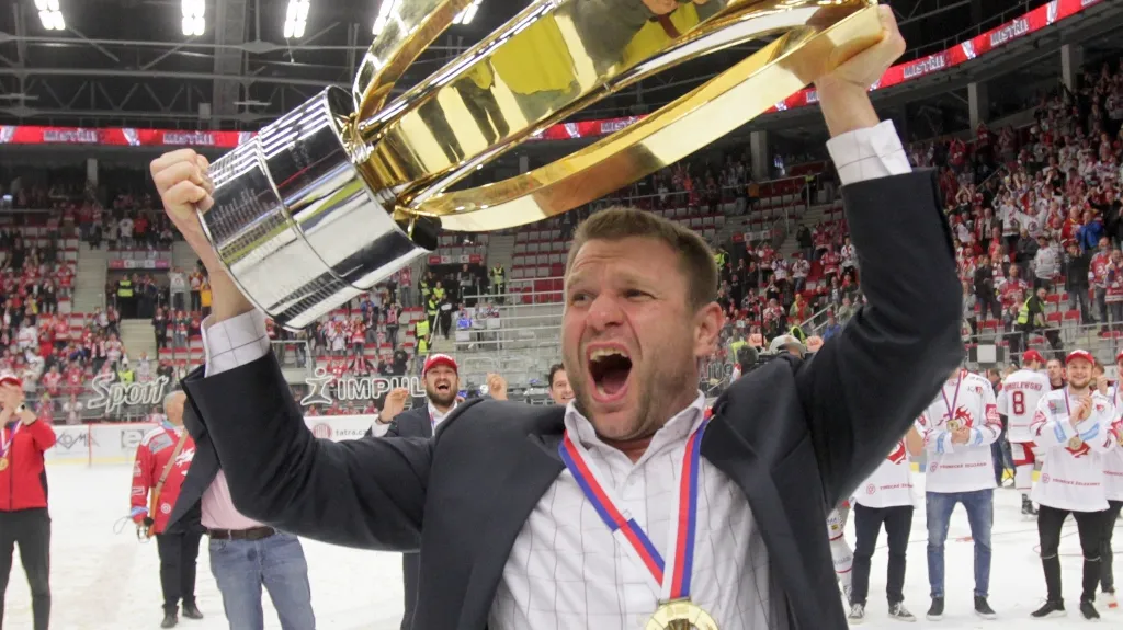 Trenér Třince Václav Varaďa s mistrovským pohárem