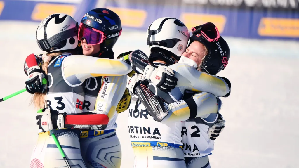 Norové se radují z vítězství v závodu družstev v paralelním slalomu