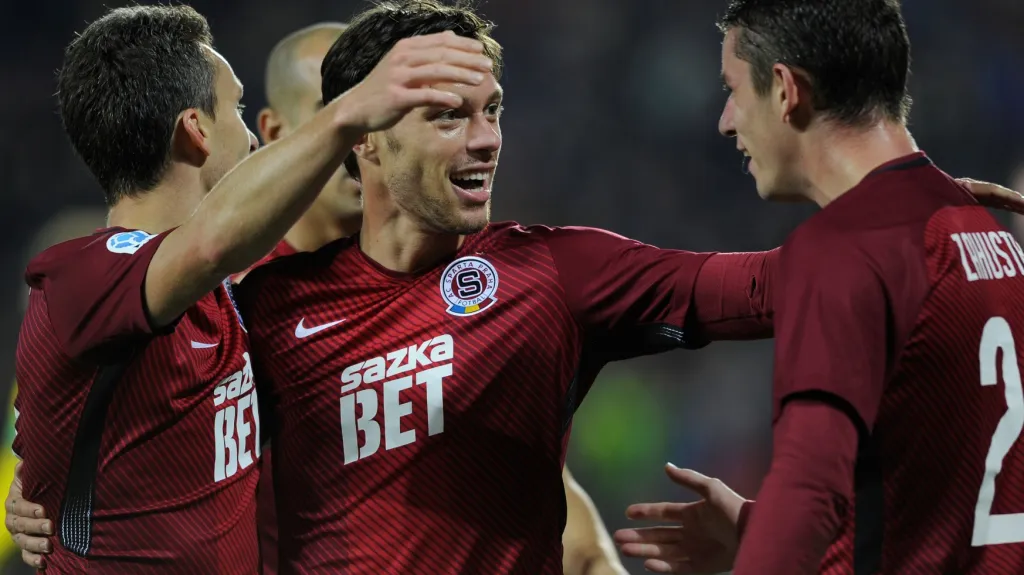 Václav Kadlec (uprostřed) se raduje se spoluhráči ze Sparty ze vstřelené branky