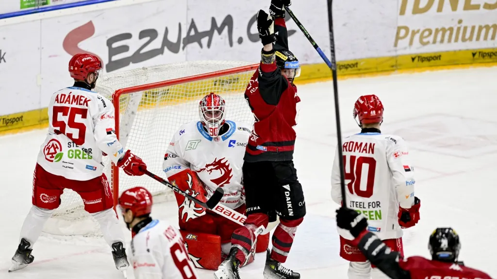 Třinecký brankář Ondřej Kacetl inkasuje gól proti Spartě