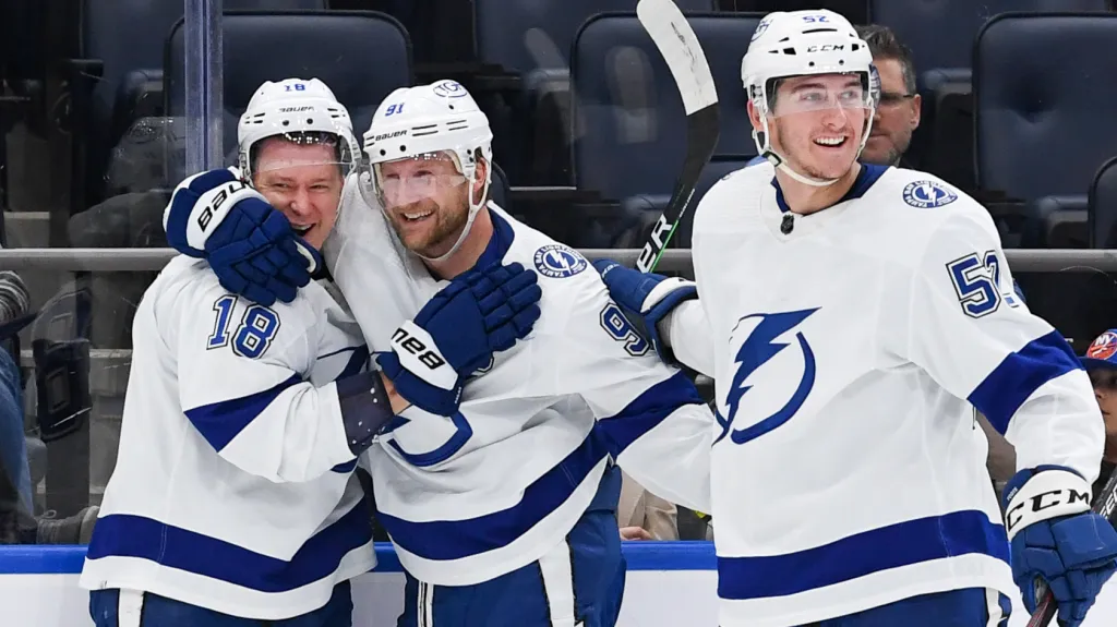 Ondřej Palát z Tampy Bay (vlevo) se raduje se Stevenem Stamkosem